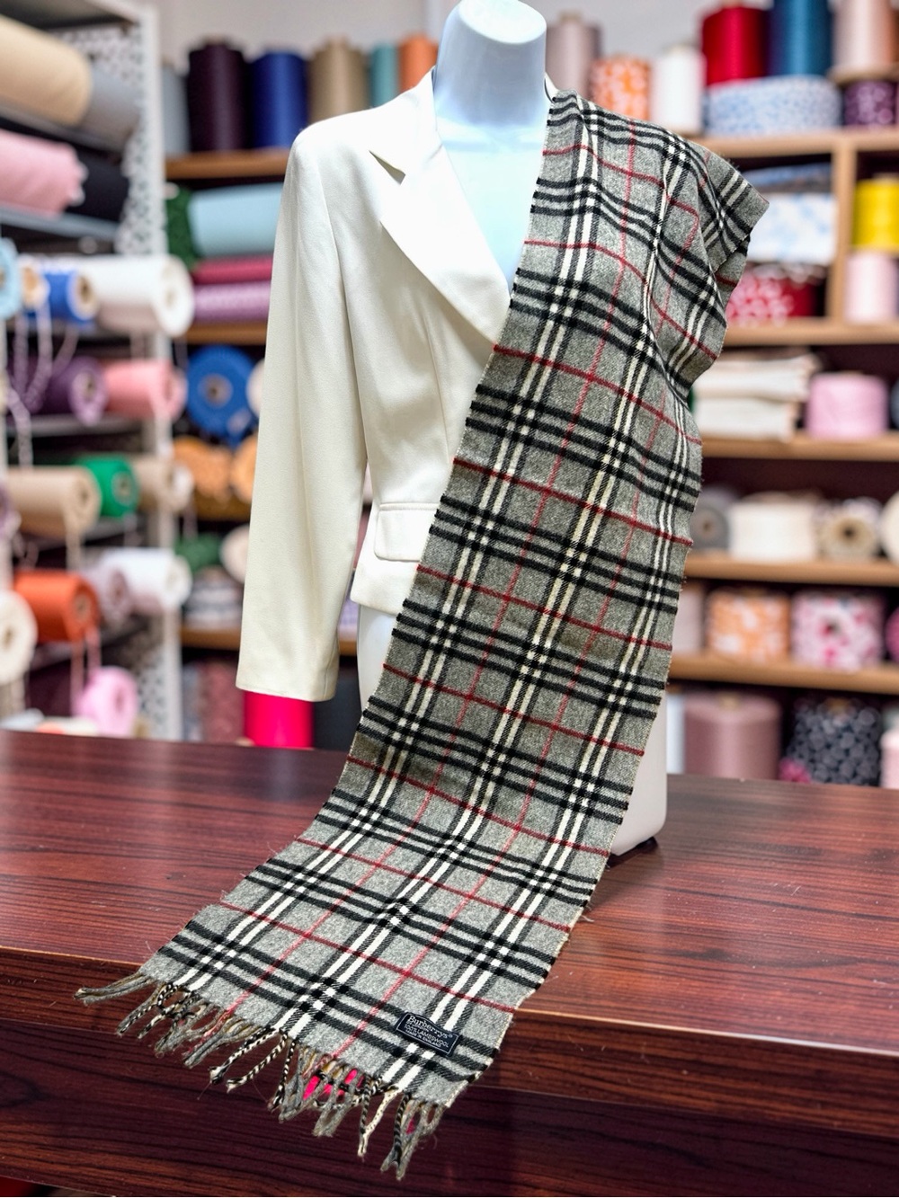 Vgt. Burberry Nova Check Wool Muffler Scarf 56"x11" Gray Black Plaid Fringe(9